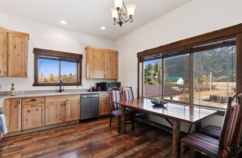 Columbia Falls Ski Chalet | Glacier Country Chalet-Stunning Mountain Views