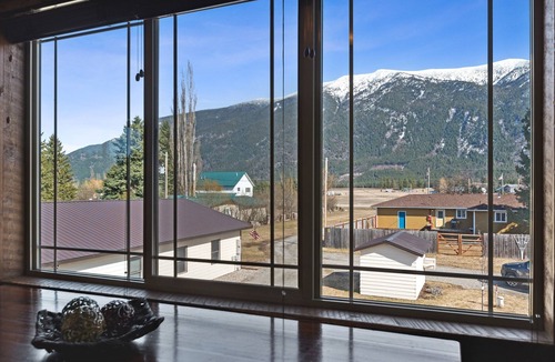 Columbia Falls Ski Chalet | Glacier Country Chalet-Stunning Mountain Views