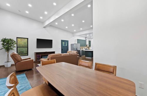 Martin City Apartment | Glacier Luxury Retreat/Green Olive Apartment 1