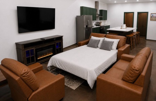 Martin City Apartment | Glacier Luxury Retreat/Green Olive Apartment 1