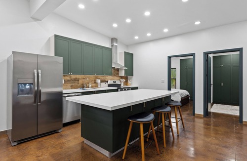 Martin City Apartment | Glacier Luxury Retreat/Green Olive Apartment 1
