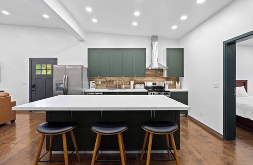 Martin City Apartment | Glacier Luxury Retreat/Green Olive Apartment 1