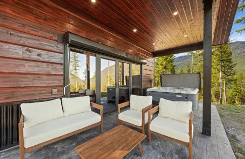 Whitefish Villa | Glacier Luxury Retreat Bear View Cabin 2