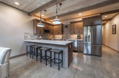 Coram Condo | Glacier Luxury Stay Priv Hot Tub Condo 2BR/2BA