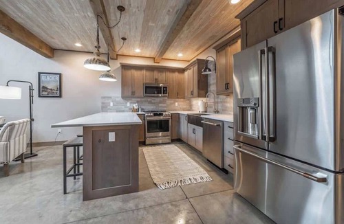 Coram Condo | Glacier Luxury Stay Priv Hot Tub Condo 2BR/2BA