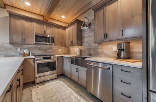 Coram Condo | Glacier Luxury Stay Priv Hot Tub Condo 2BR/2BA