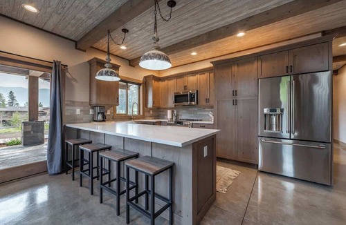 Coram Condo | Glacier Park Luxury Condo Hot Tub Garage 2B/2BA