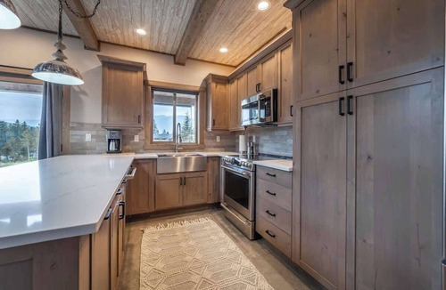 Coram Condo | Glacier Park Luxury Condo Hot Tub Garage 2B/2BA