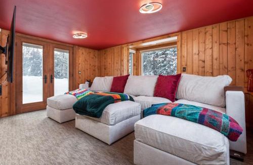 Agpar House | Glacier Snow Fox Lodge - Inside Glacier Park