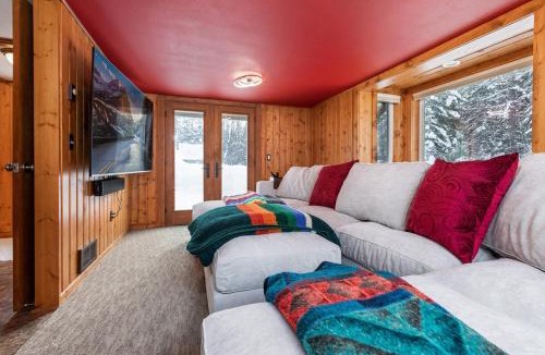 Agpar House | Glacier Snow Fox Lodge - Inside Glacier Park