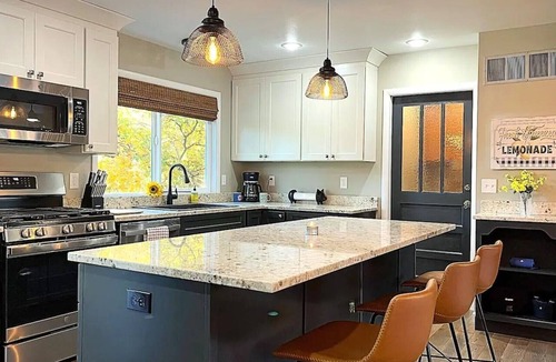 Kalispell House | GlacierPark BaseCamp 4Bd/3ba 2 Kitchens 2 LvgRooms