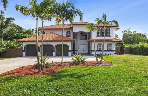 Sunrise House | Glam Manor | 7,000 Ft Mansion with Waterslide | Sauna | Cold plunge