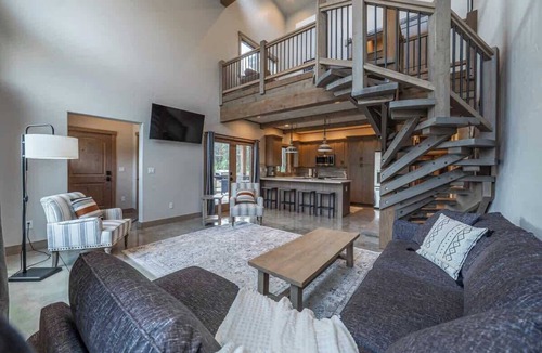 Coram Condo | GNP Getaway 2BR/2BA Condo Hot Tub Wooded Views