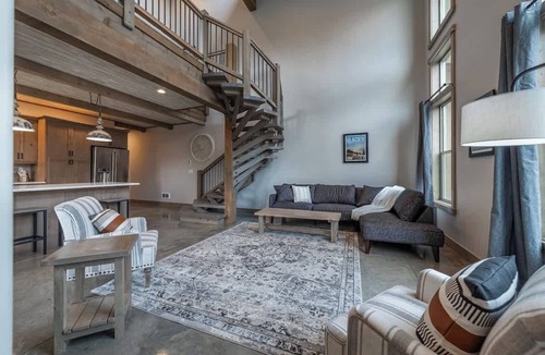 Coram Condo | GNP Getaway 2BR/2BA Condo Hot Tub Wooded Views