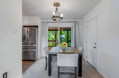 Leesburg House | Golden Haven Cottage - Wedding and Winery Retreat
