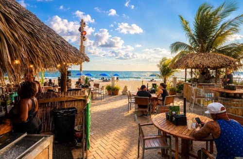 Galt Mile Apartment | ~Golden Sands~Steps to Beach! Pool+Bar Included!