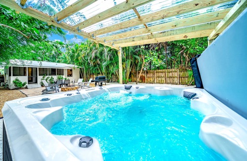 Wilton Manors House | Golf Cart! Hot Tubs+Heated Pool! 1 Mile To Beach! + Private Guest House!