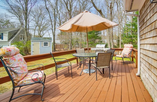 Centerville House | Golf & Unwind: Family Home 2 Mi to Covell’s Beach!