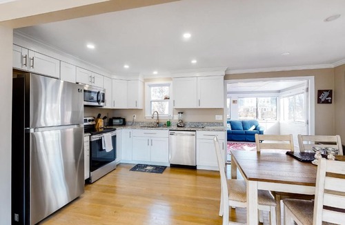 Hyannis House | Good Vibes on the Tides