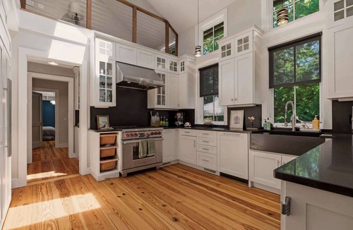 Fifth Ward House | Gorgeous .5 Acre 6 Bedroom Estate w/Guest House