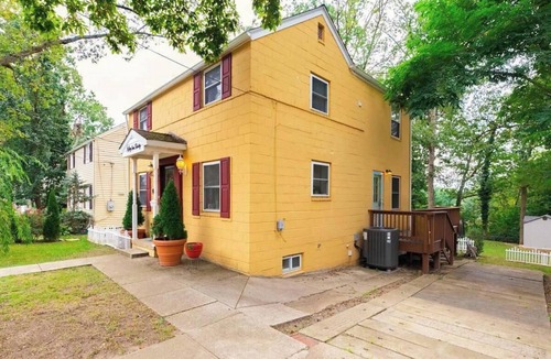 Arlington House | Gorgeous 6-bedroom house in friendly Arlington - Minutes to DCA