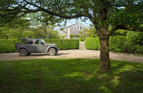 West of Town House | Gorgeous Fully Renovated House with park-like yard close to town and beaches