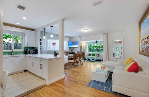 Hallandale Beach House | Gorgeous Home up to 14 Guests 7 beds, minutes from Hallandale/Hollywood Beaches.