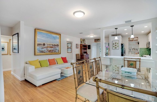 Hallandale Beach House | Gorgeous Home up to 14 Guests 7 beds, minutes from Hallandale/Hollywood Beaches.
