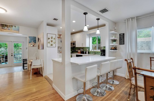 Hallandale Beach House | Gorgeous Home up to 14 Guests 7 beds, minutes from Hallandale/Hollywood Beaches.