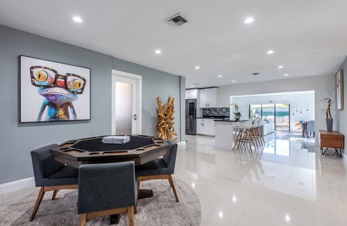 Hollywood Lakes House | Gorgeous house with backyard with the pool. Near the beach!