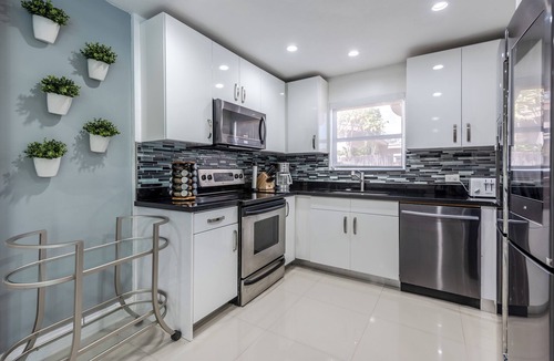 Hollywood Lakes House | Gorgeous house with backyard with the pool. Near the beach!