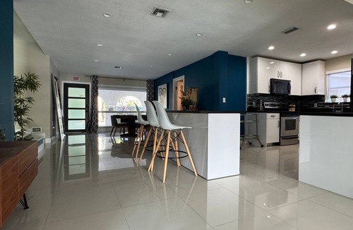 Hollywood Lakes House | Gorgeous house with backyard with the pool. Near the beach!