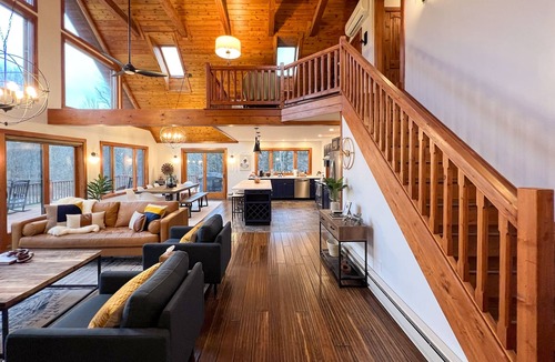 Windham Ski Chalet | Gorgeous Modern Lodge - Mt View, Hot Tub, Firepit, Game Rm - 5 Min to Skiing