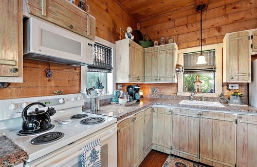 Fredericksburg Cabin | Gorgeous Rustic Log Cabin with Fire Pit and Grill near Top Wineries in Fredericksburg, Texas