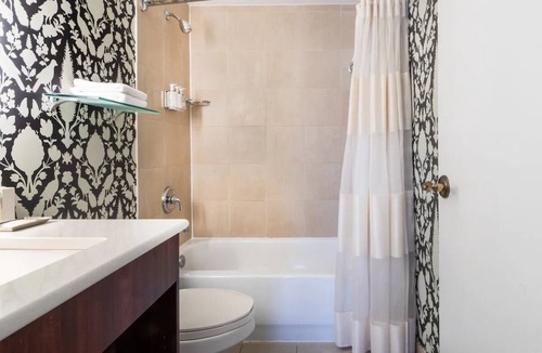 Historic District Hotel | Governor Calvert King | Historic Inns | 0.3 Mi to City Dock | Dogs Allowed
