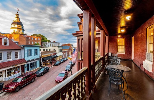 Historic District Hotel | Governor Calvert King Balcony at Historic Inns of Annapolis | Pets Allowed