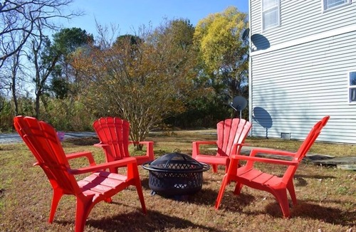 Chincoteague House | Grace Street Refuge | 4BR Home w/Decks, Kayaks & Firepit