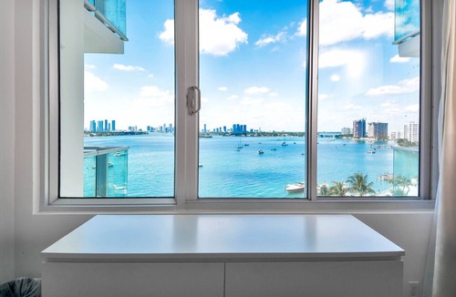 Flamingo/Lummus Apartment | Grand Deluxe Bay View Balcony Suite High Floor, King Bed, Pool and Spa Access