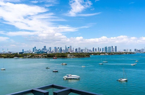 Flamingo/Lummus Apartment | Grand Deluxe Bay View Balcony Suite High Floor, King Bed, Pool and Spa Access