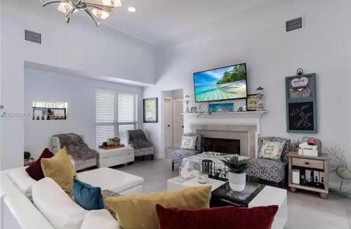 Hollywood Lakes Villa | Grand Pool 4 BEDS 4 BATHS Villa Close to Beach!