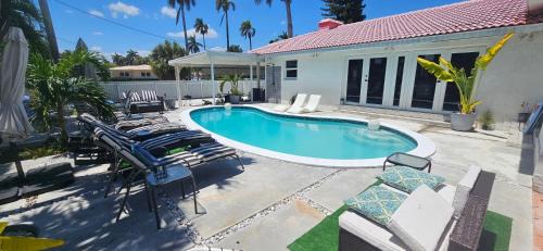 Hollywood Lakes Villa | Grand Pool 4 BEDS 4 BATHS Villa Close to Beach!