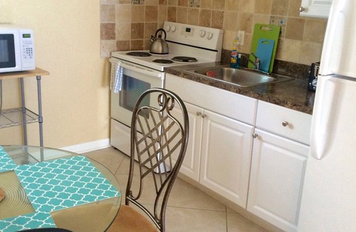 Lauderdale-by-the-Sea Hotel | Great Escape Apartments by Lowkl