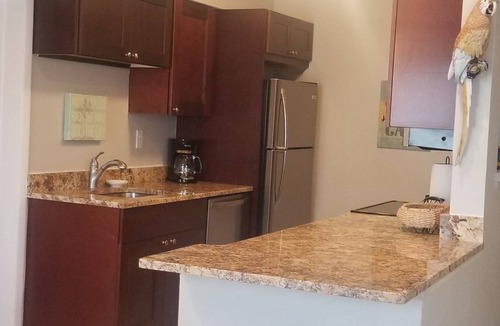 Deerfield Beach House | Great spot for a sunny, hassle free vacation. Clean, safe close to the beach.