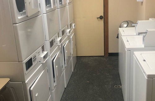 Edray Condo | Great top floor studio. Totally remodeled Fall 2021.