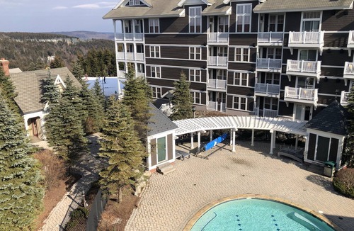 Edray Condo | Great top floor studio. Totally remodeled Fall 2021.