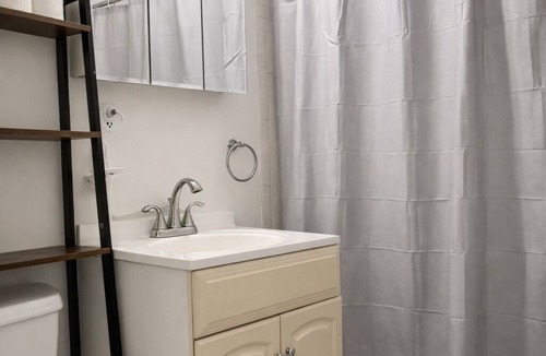 Trinidad House | Green Private Room in 3BD townhouse in DC with AC