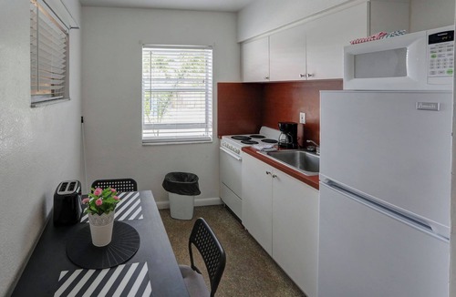 Hollywood Lakes Hotel | Green Seas Motel