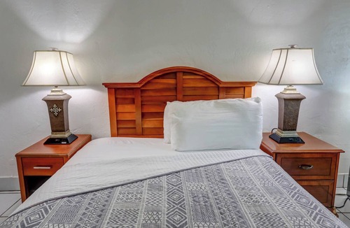Hollywood Lakes Hotel | Green Seas Motel