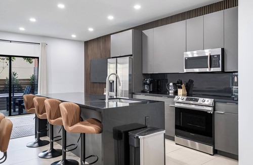 Allapattah House | Group getaway w/soccer suites & hot tubs