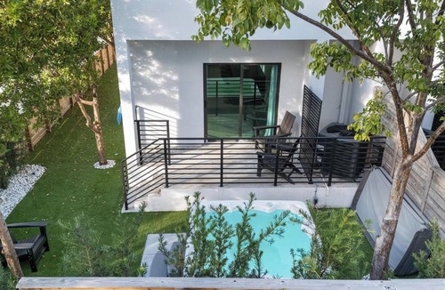 Allapattah House | Group getaway w/soccer suites & hot tubs